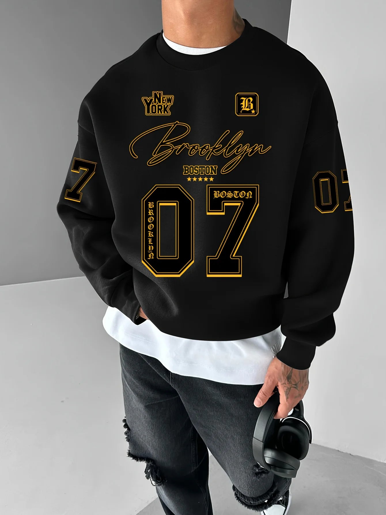 The new men's round-neck hoodie for Spring and Autumn