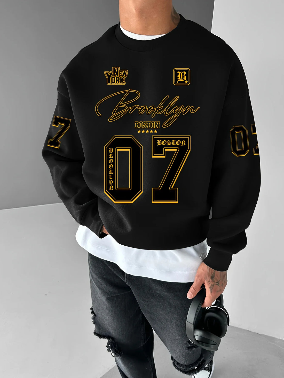 The new men's round-neck hoodie for Spring and Autumn