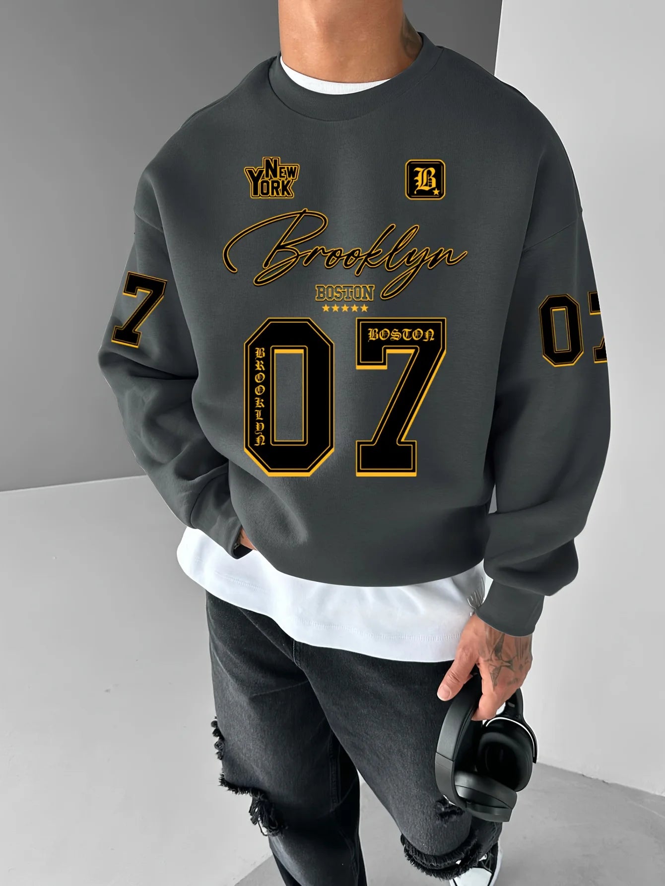 The new men's round-neck hoodie for Spring and Autumn