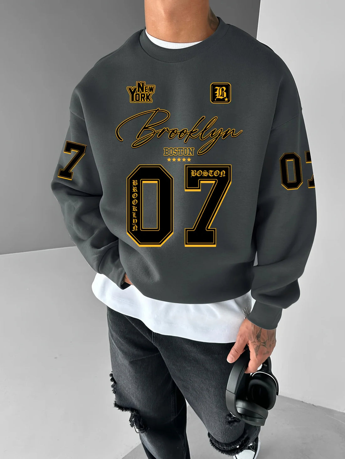 The new men's round-neck hoodie for Spring and Autumn